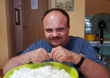 Powiększ zdjęcie: podopieczny z miską papieru czerpanego