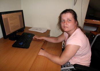 Powiększ zdjęcie: podopieczna przy komputerze