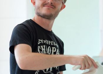 Powiększ zdjęcie: podopieczny miksuje mikserem ciasto
