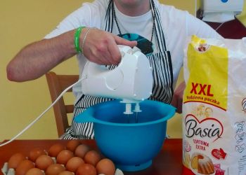 Powiększ zdjęcie: podopieczny w czapce kucharskiej miksuje