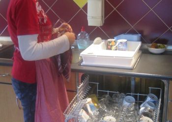 Powiększ zdjęcie: podopieczna obsługuje zmywarkę w pracowni