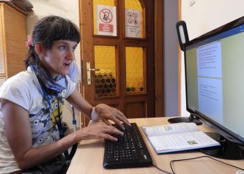 Powiększ zdjęcie: podopieczna przy komputerze przepisuje tekst