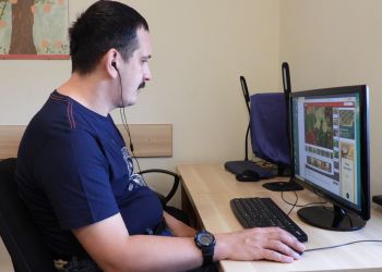 Powiększ zdjęcie: podopieczny przy komputerze