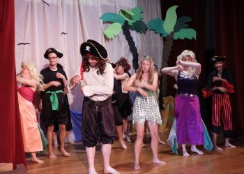 Powiększ zdjęcie: podopieczni na scenie podczas przedstawienia Piraci z Karaibów