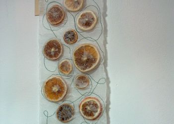 Powiększ zdjęcie: zawieszka z papieru z suszonymi pomarańczami