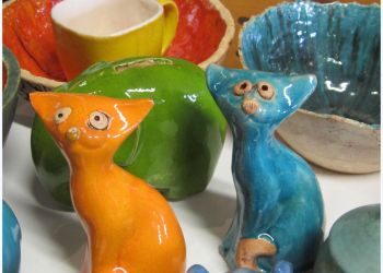 Powiększ zdjęcie: kolorowe ceramiczne koty i misy