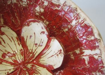 Powiększ zdjęcie: fragment ceramicznej czerwonej misy z kwiatem