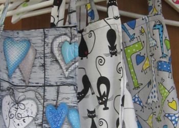 Powiększ zdjęcie: fartuszki kuchenne na wieszakach