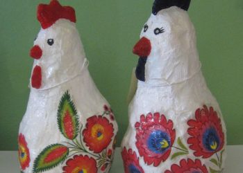 Powiększ zdjęcie: rzeźby kury z masy papierowej