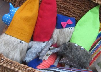 Powiększ zdjęcie: krasnale w kolorowych czapkach