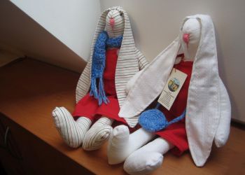 Powiększ zdjęcie: zające na półce