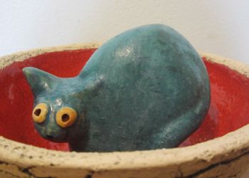 Powiększ zdjęcie: ceramiczna czerwona misa z niebieskim kotem w środku