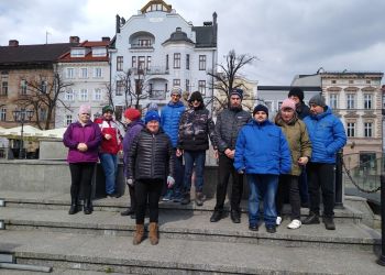 Powiększ zdjęcie: grupa podopiecznych na spacerze na Starym Rynku w Bielsku-Białej, stoi na schodach