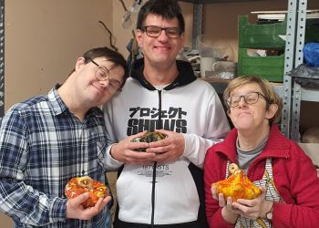 Powiększ zdjęcie: dwóch mężczyzn i kobieta pezentują ceramiczne dynie